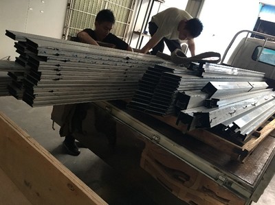 不銹鋼制品的多功能應(yīng)用 圓形包邊柱、踢腳線與排水檔條